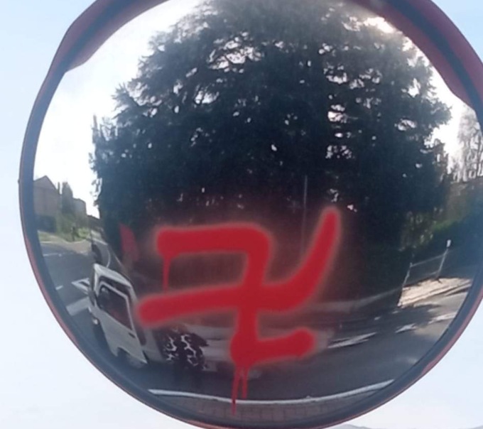 Imbrattano segnaletica con una svastica, caccia ai vandali a Salerano