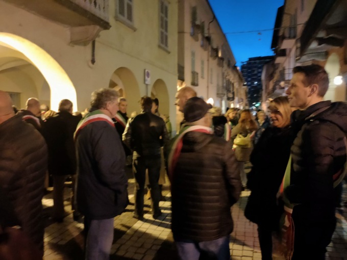 Sindaci in piazza per Rostagno e gli assessori Diemoz e Schialvino | FOTO