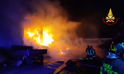 Vasto incendio all'interno di un fienile in frazione Sant'Antonio