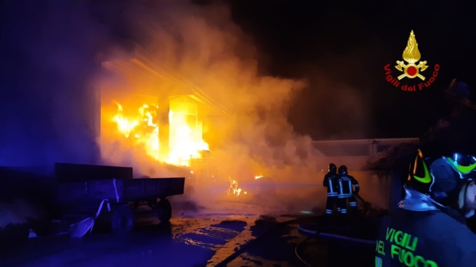 Vasto incendio all’interno di un fienile in frazione Sant’Antonio