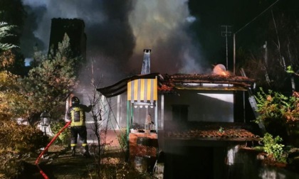 Vasto incendio in una villa a Torre Canavese LE FOTO