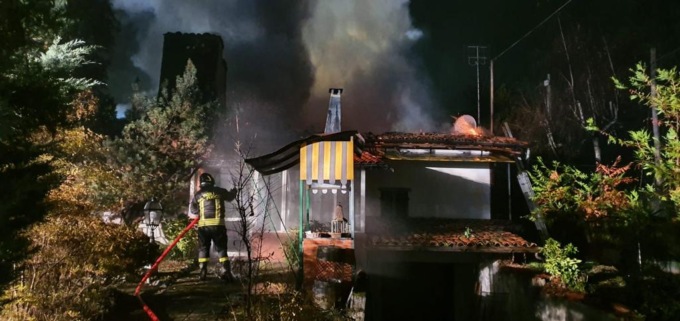 Vasto incendio in una villa a Torre Canavese LE FOTO