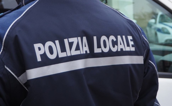 In moto a 160 Km orari sfreccia per il centro, patente ritirata