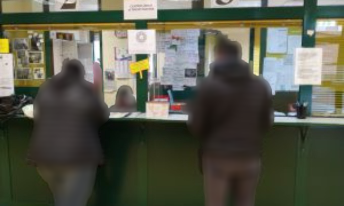 Gli strafalcioni degli utenti Asl esposti in bacheca fanno irritare una malata