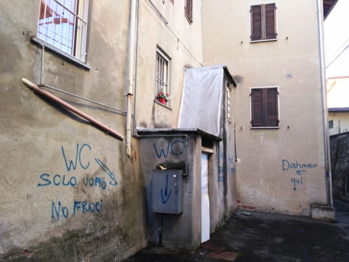 Barbania: “Abbiamo sbagliato chiediamo scusa” giovani vandali ripuliscono il muro