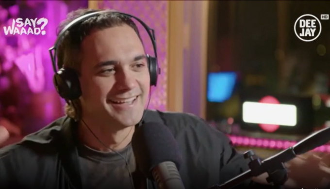 Intervistato da Radio Deejay Cosmo parla della sua musica nata dopo un Rave party e scatena la polemica