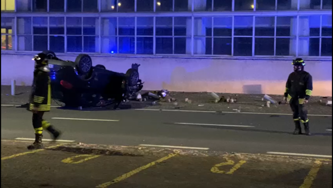 Terribile incidente a Ivrea: auto si ribalta nel cuore del sito Unesco | VIDEO
