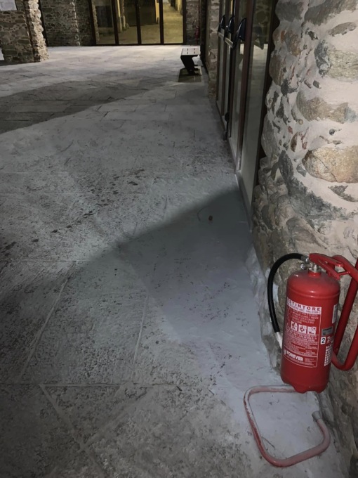 Lanzo: teppisti in azione scaricano estintori