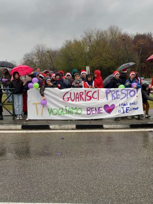 La compagna è in ospedale e la classe va nel piazzale per starle più vicino