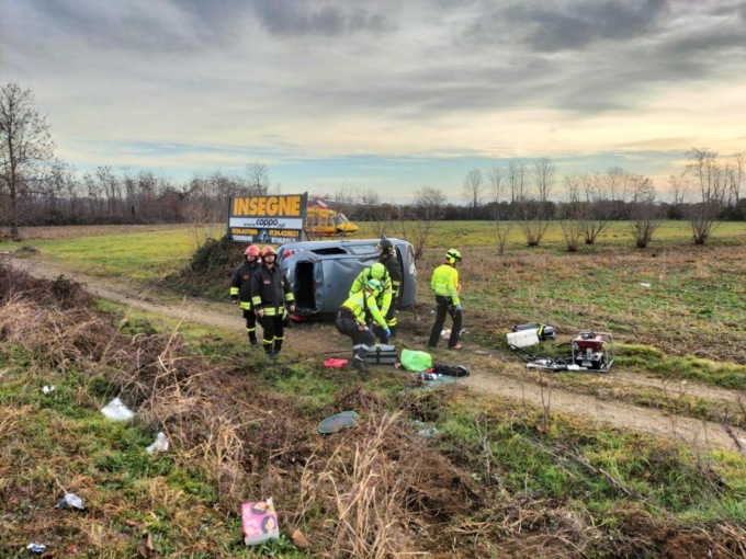 Incidente sulla ss565, auto finisce fuori strada e si ribalta
