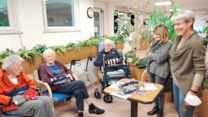 Scialli, scaldagambe, sciarpe con l’associazione “Gomitolorosa” per gli anziani della casa di riposo sereni orizzonti di Settimo Vittone
