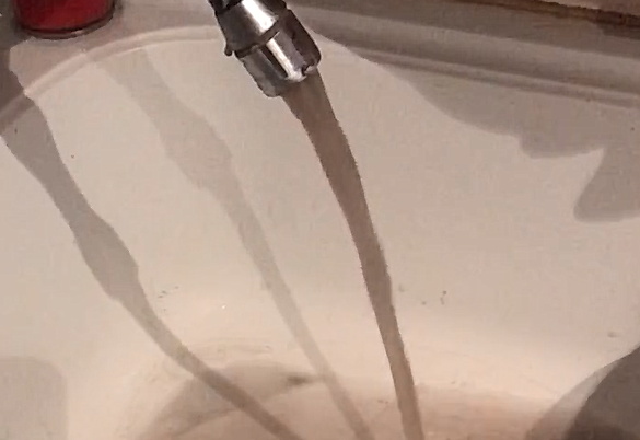 Dai rubinetti di Leini esce acqua sporca