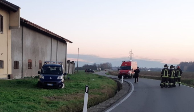 Per evitare un camion, esce cdi strada e si schianta contro un bombolone di GPL