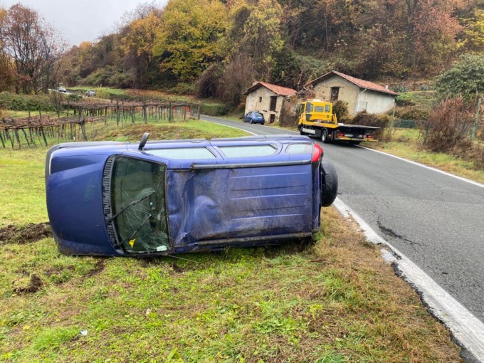 Si butta fuori strada per evitare un frontale: si cerca pirata della strada