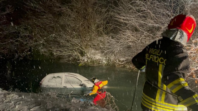 Auto finisce nel naviglio a Ivrea, conducente salvo per miracolo