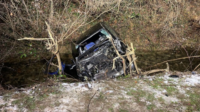 Perde il controllo dell’auto e finisce nel canale, automobilista in codice giallo