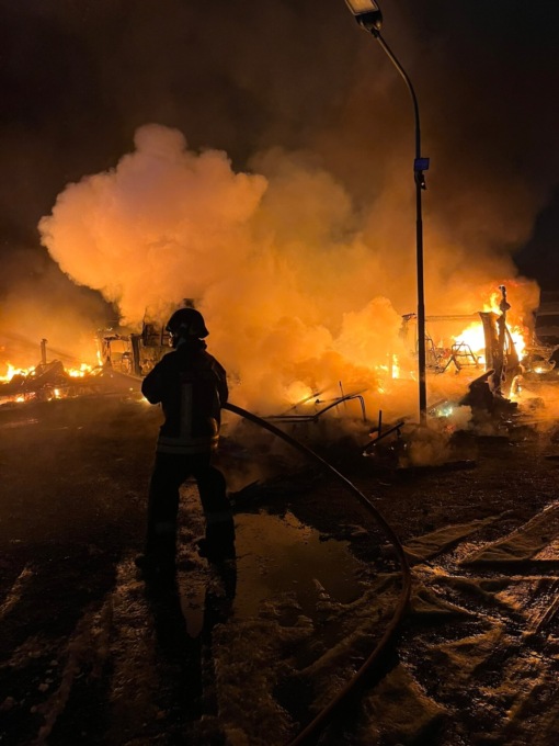 Dodici camper e roulotte divorati dalle fiamme