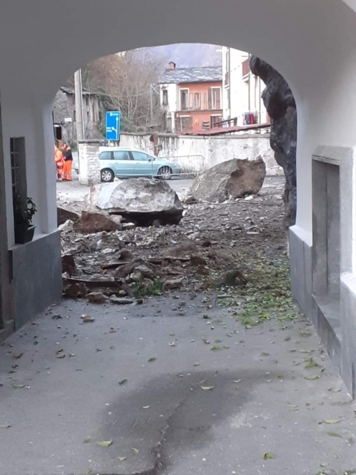 Una frana in mezzo al paese: sfiorata la tragedia Pont