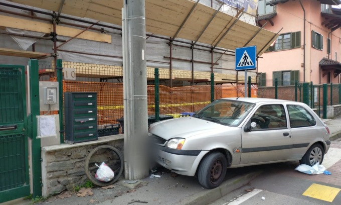 Colta da un malore alla guida investe una giovane e si schianta contro un palo