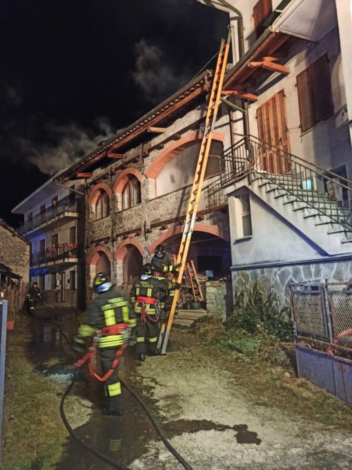 Sparone: Tetto di un cascinale in fiamme
