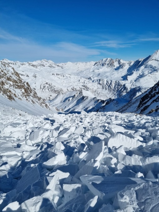 Valanga travolge quattro alpinisti: salvi per miracolo