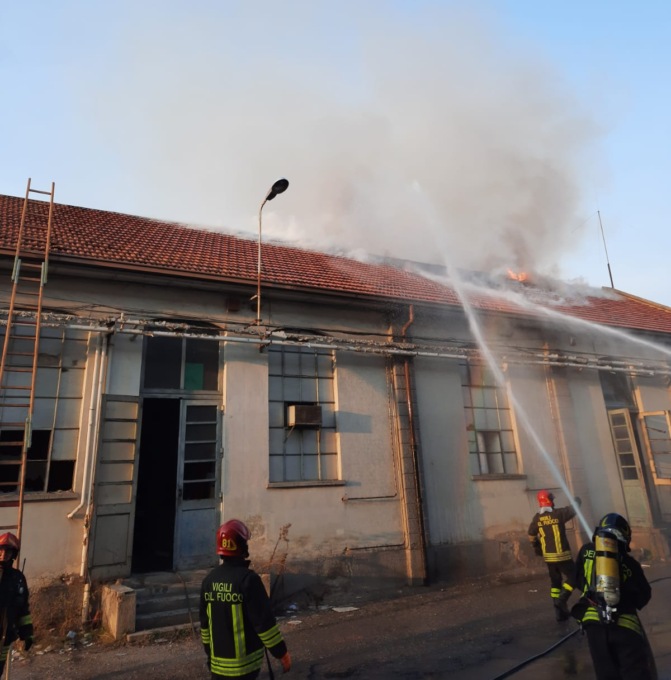 Incendio nell’ex cotonificio Vallesusa di Rivarolo
