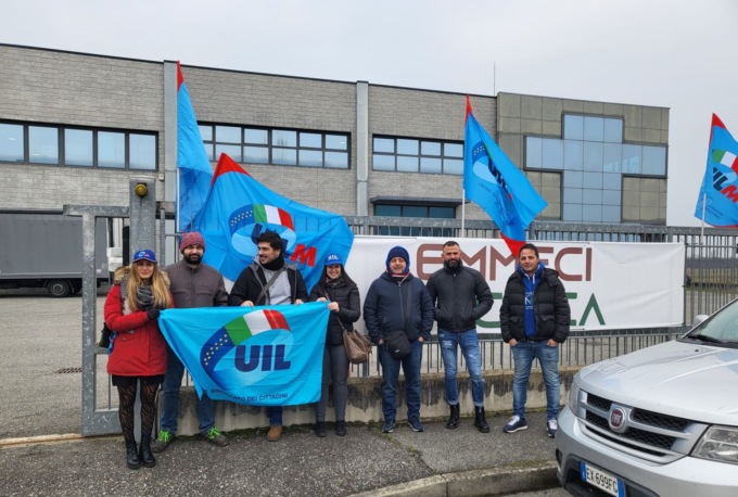 Licenziata al rientro dalla maternità, i colleghi scioperano