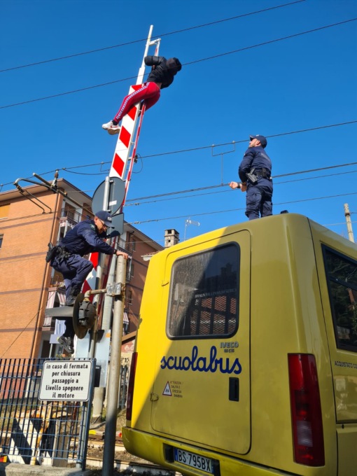 Nole: tredicenne resta appeso alla sbarra del passaggio a livello, salvato dalla Polizia Municipale