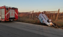 Perde il controllo e finisce fuori strada