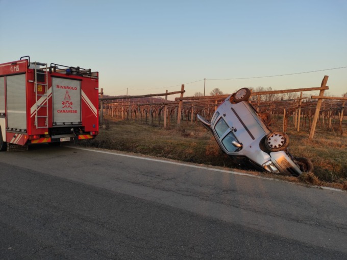 Perde il controllo e finisce fuori strada