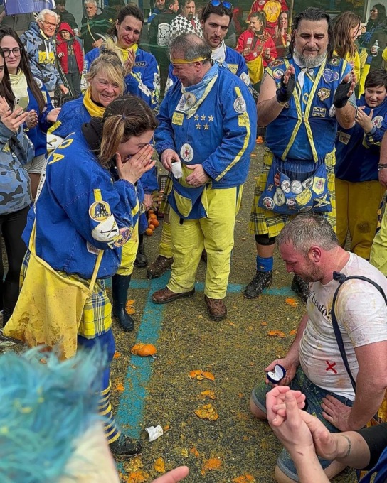 Al Carnevale di Ivrea finita la battaglia arriva la proposta di matrimonio…
