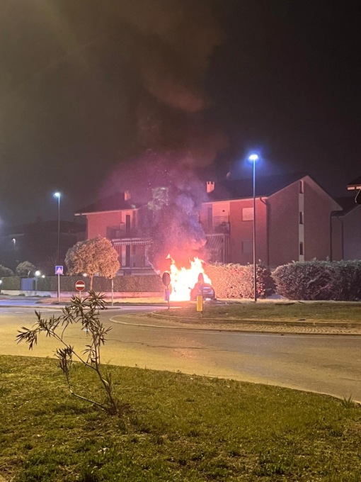 Leini auto in fiamme dopo un violento schianto