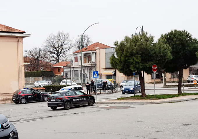 Inseguimento a Leinì, auto di malviventi si schianta contro una vettura di passaggio