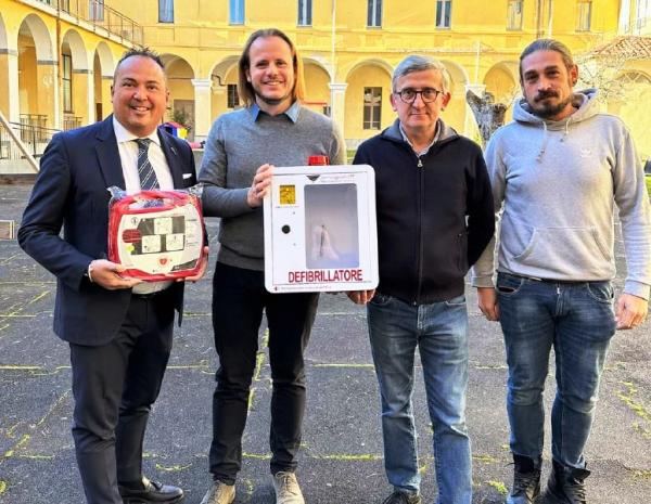 Donato dai genitori degli studenti della Annunziata un defibrillatore da installare nel plesso scolastico