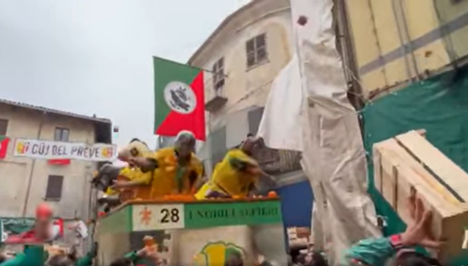 Dalla piazza dei Tuchini vola una cassetta di legno e scatta la caccia al colpevole