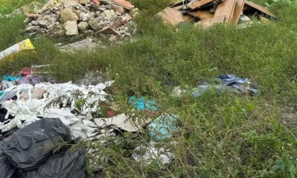 Idioti abbandonano rifiuti lungo la provinciale, incastrati dalle telecamere
