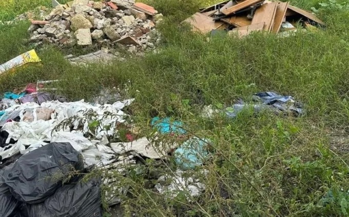 Idioti abbandonano rifiuti lungo la provinciale, incastrati dalle telecamere