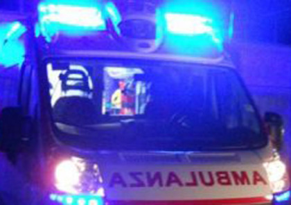 A 17 anni prende l’auto del padre e si scontra con una moto, due feriti