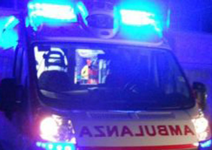 Incidente in autostrada, auto si schianta contro il guard rail tra Scarmagno e San Giorgio
