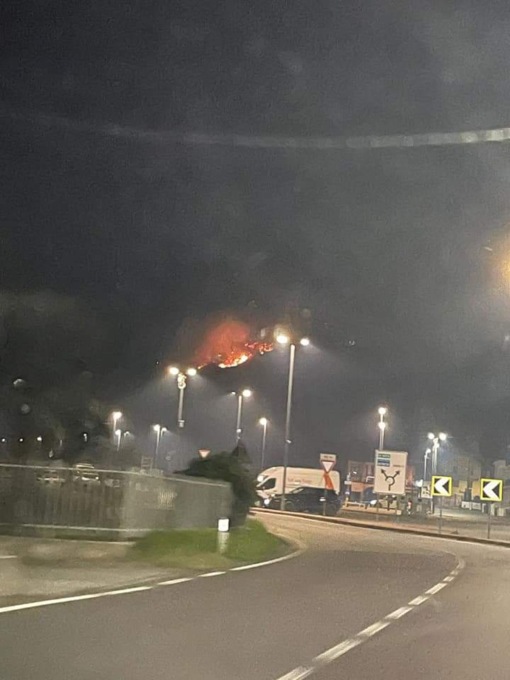 Incendio boschivo sopra Carema, difficili le operazioni di spegnimento a causa del forte vento