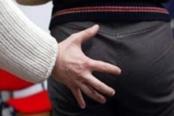 Durante la sfilata palpeggiano delle ragazzine