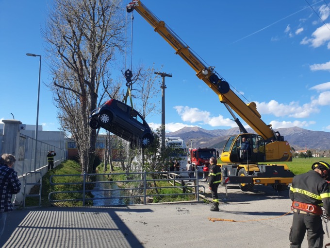 Incidente a Villanova, auto finisce nel canale