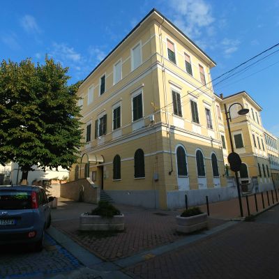 Commerciati di Caselle furiosi: «Con lo spostamento della scuola rischiamo di chiudere»