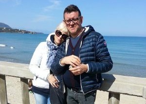 Con un atto d’amore salva la vita al marito