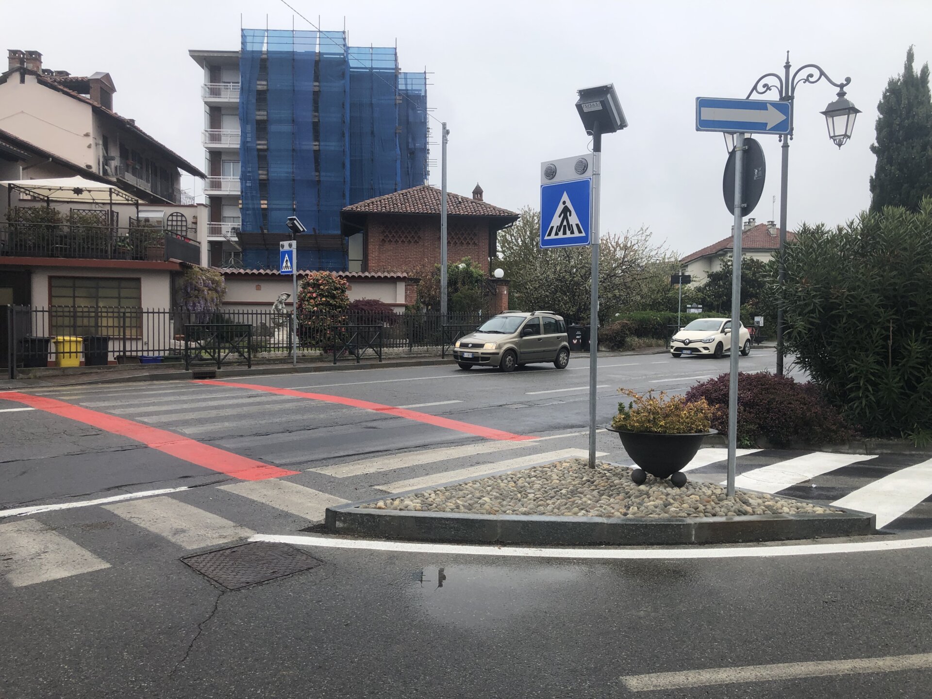 La nuova isola d'accesso al parcheggio di via Mazzini