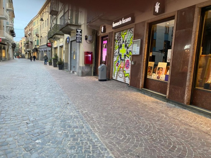 Vandali scatenati nel centro storico di Ivrea
