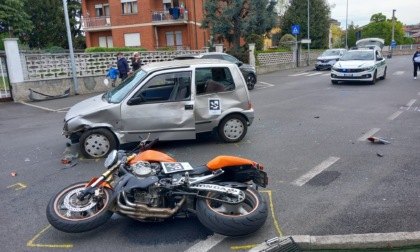 Moto contro auto a Leini, centauro in codice giallo | FOTO