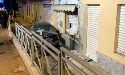 Auto sbanda e finisce contro la serranda di un negozio a San Francesco al Campo
