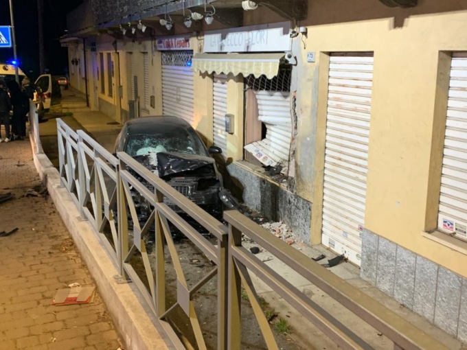 Auto sbanda e finisce contro la serranda di un negozio a San Francesco al Campo