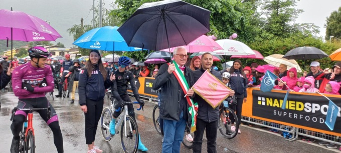 Giro d’Italia, niente partenza da Borgofranco: il maltempo rivoluziona la tappa